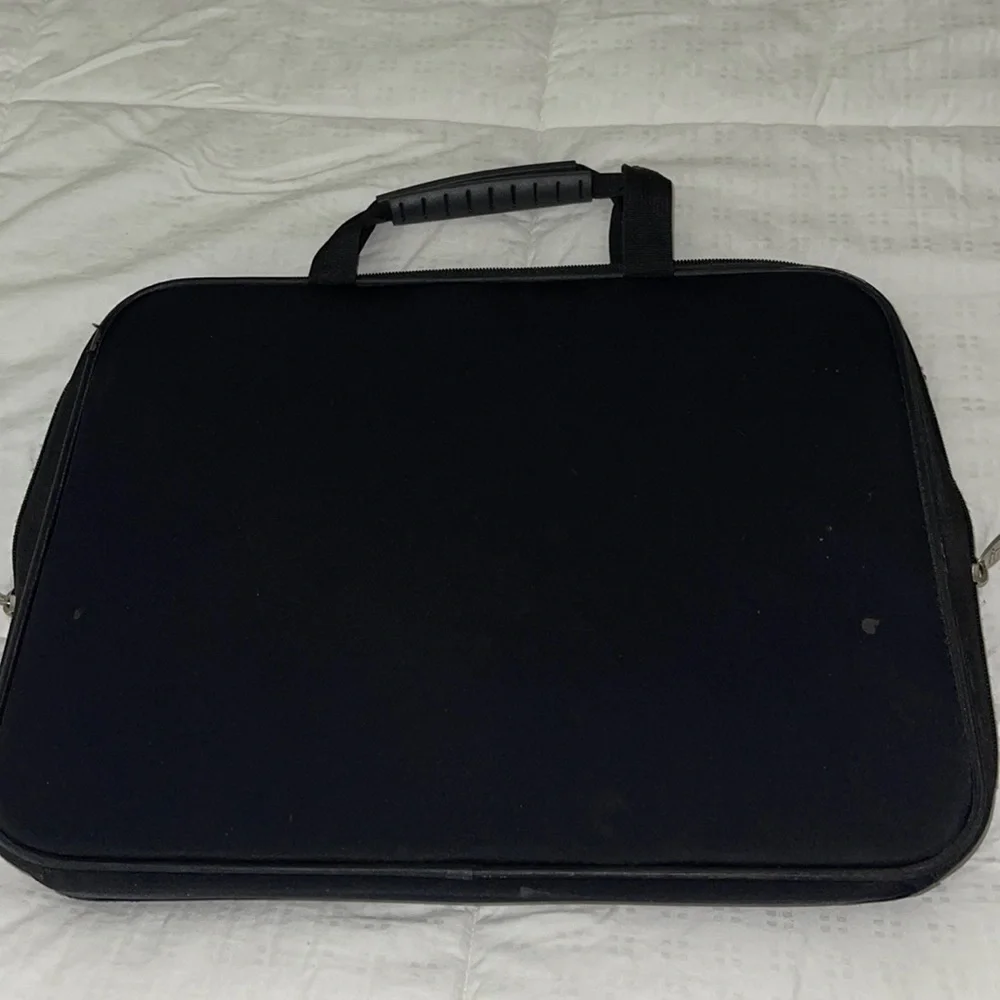 Init black laptop bag
